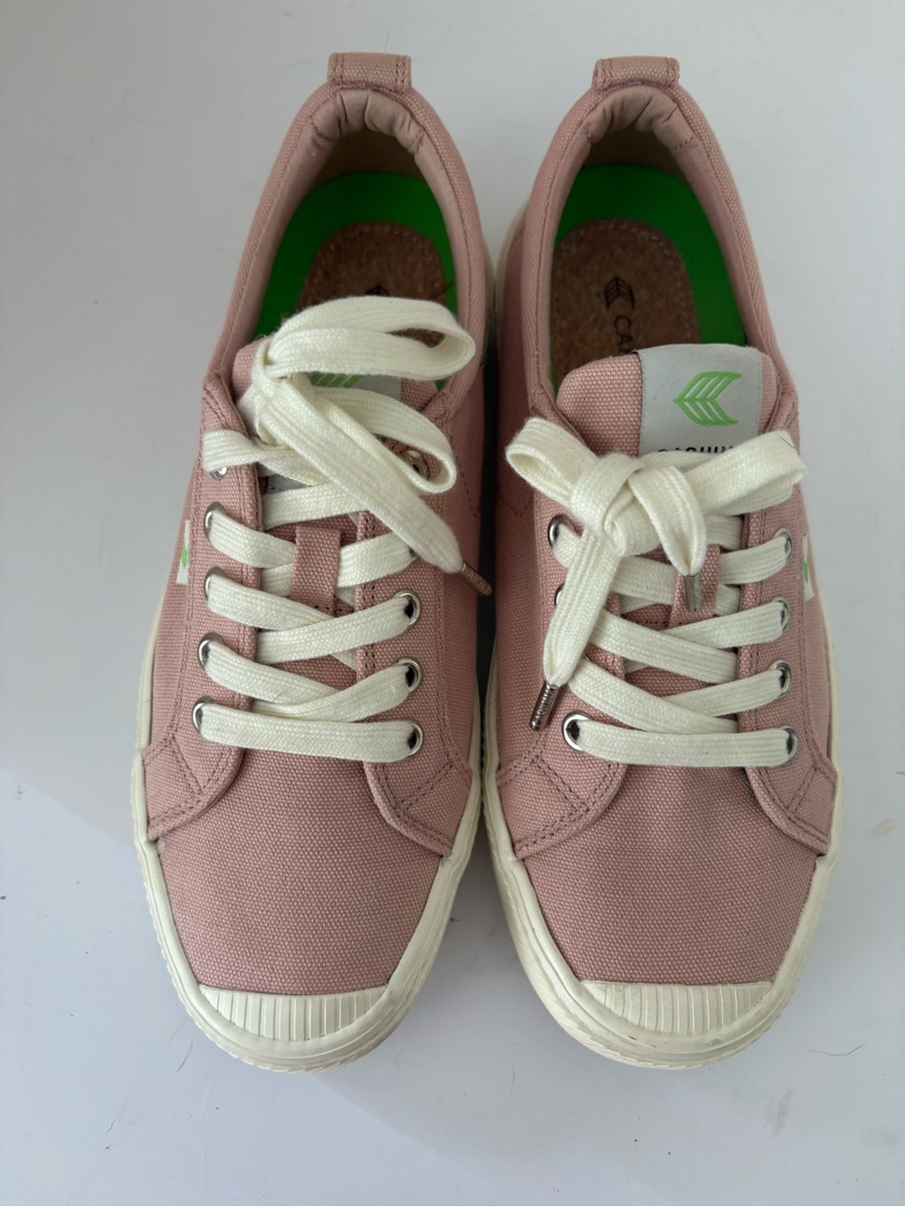 Cariuma OCA  low rise pink organic cotton canvas sneakers. Size 7. Excellent